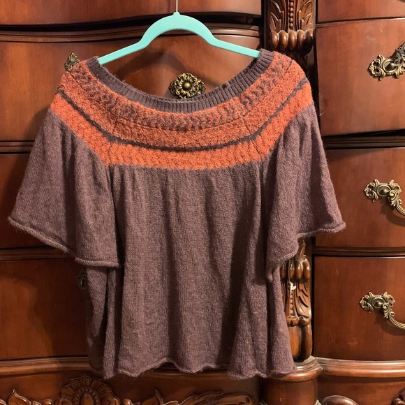 Free People Tops - FREE PEOPLE LIGHT WEIGHT SWEATER! CUTE SLEEVES!